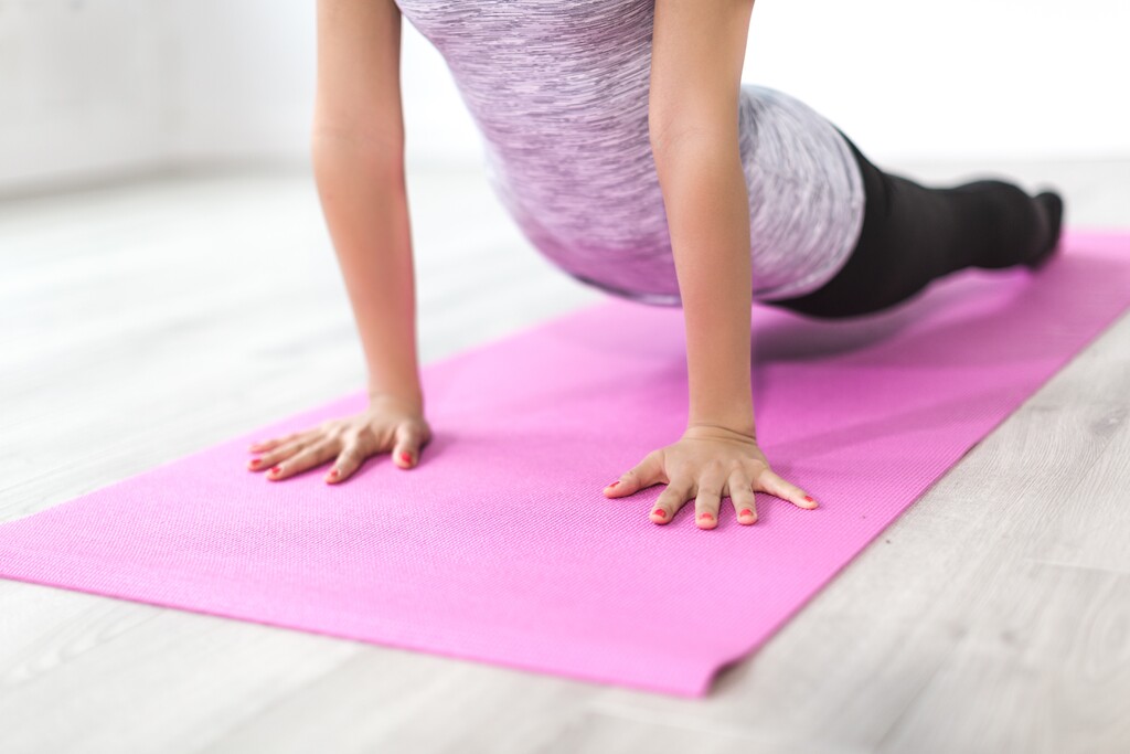 Fortalece y cuida tu espalda practicando Yoga: cinco asanas para conseguirlo